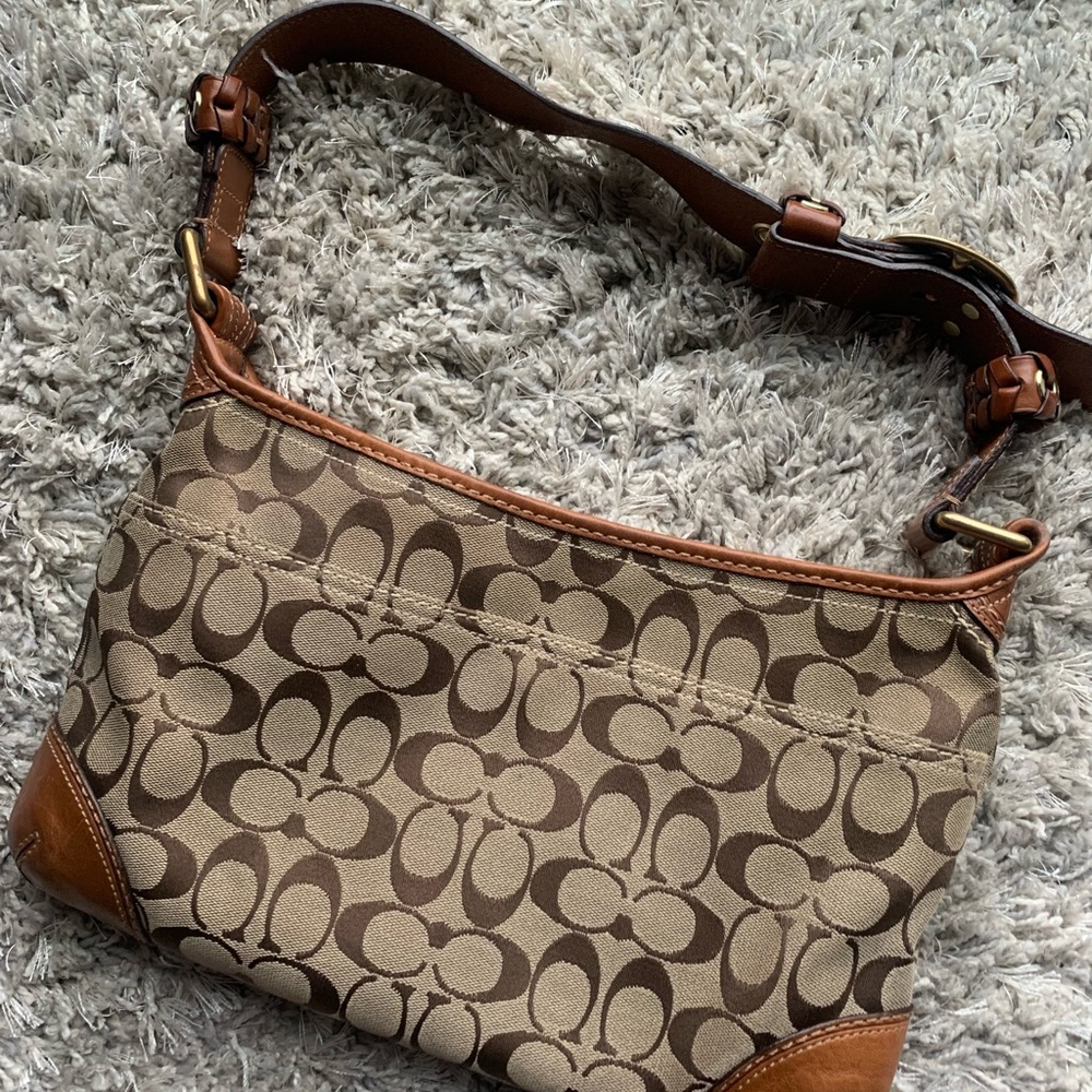 Coach Zippered small shoulder Tan Bag
Size: 13”W x 8" H